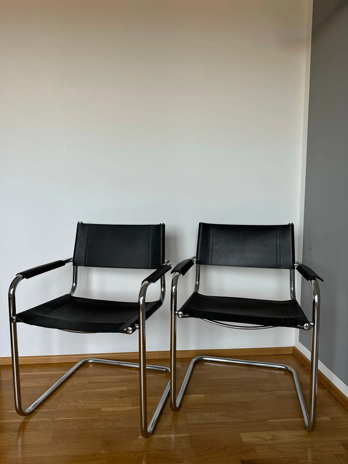 Freischwinger-Paar mit Armlehnen – Schwarz – Bauhaus Stil – Foto 1 von 9