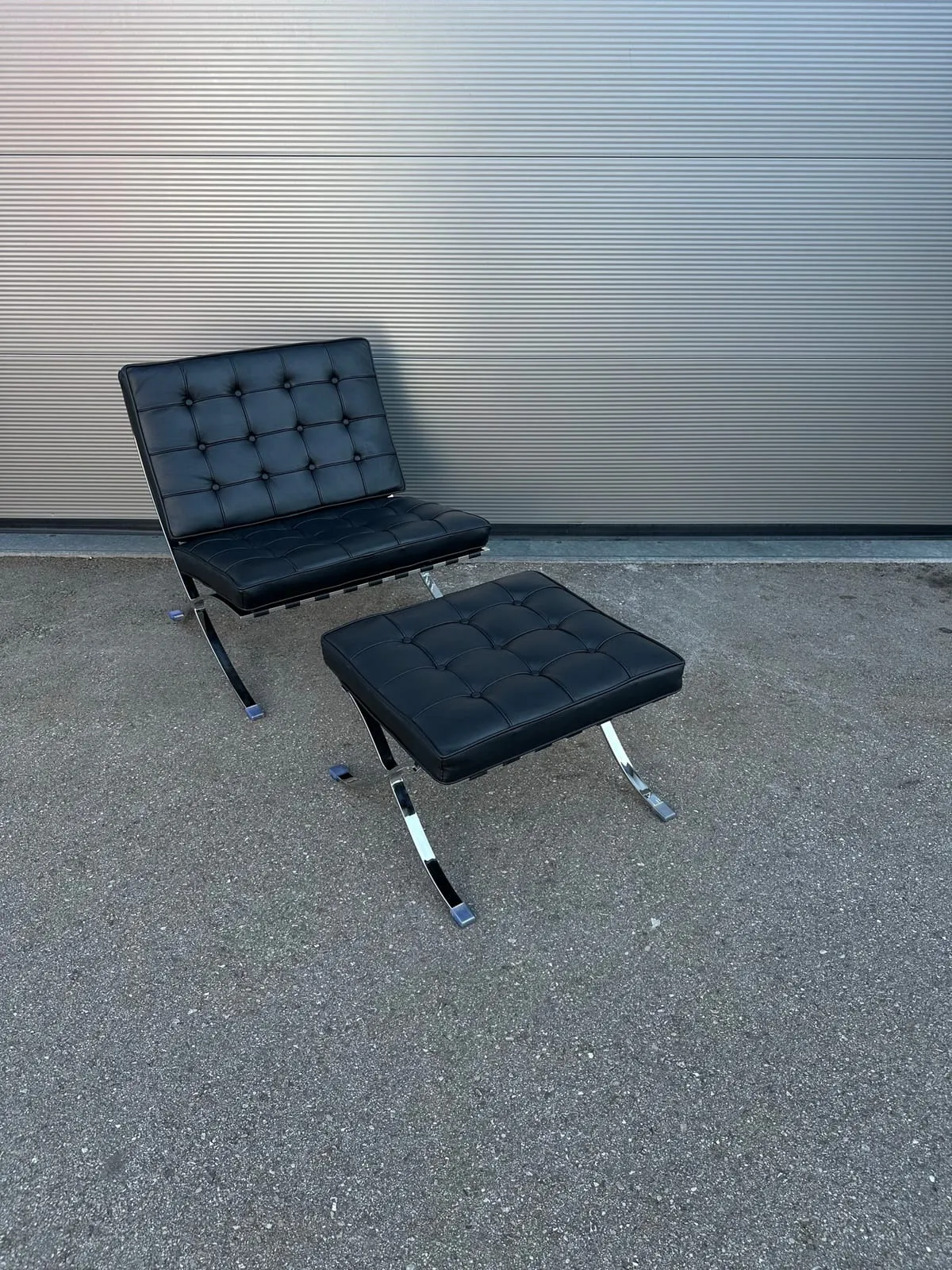 Sessel mit Hocker im Stil des Barcelona Chair – Schwarz – Foto 1 von 4