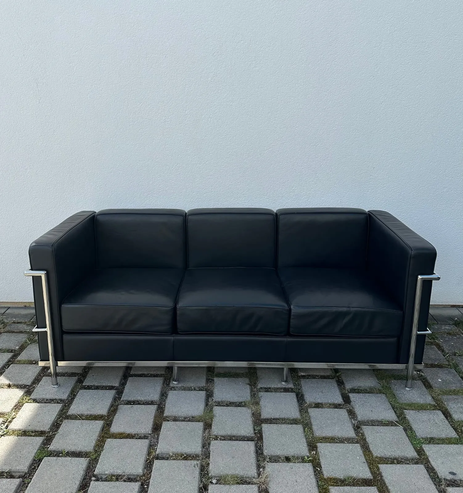 3-Sitzer Sofa im LC2-Stil – Schwarz & Chrom – Foto 1 von 9