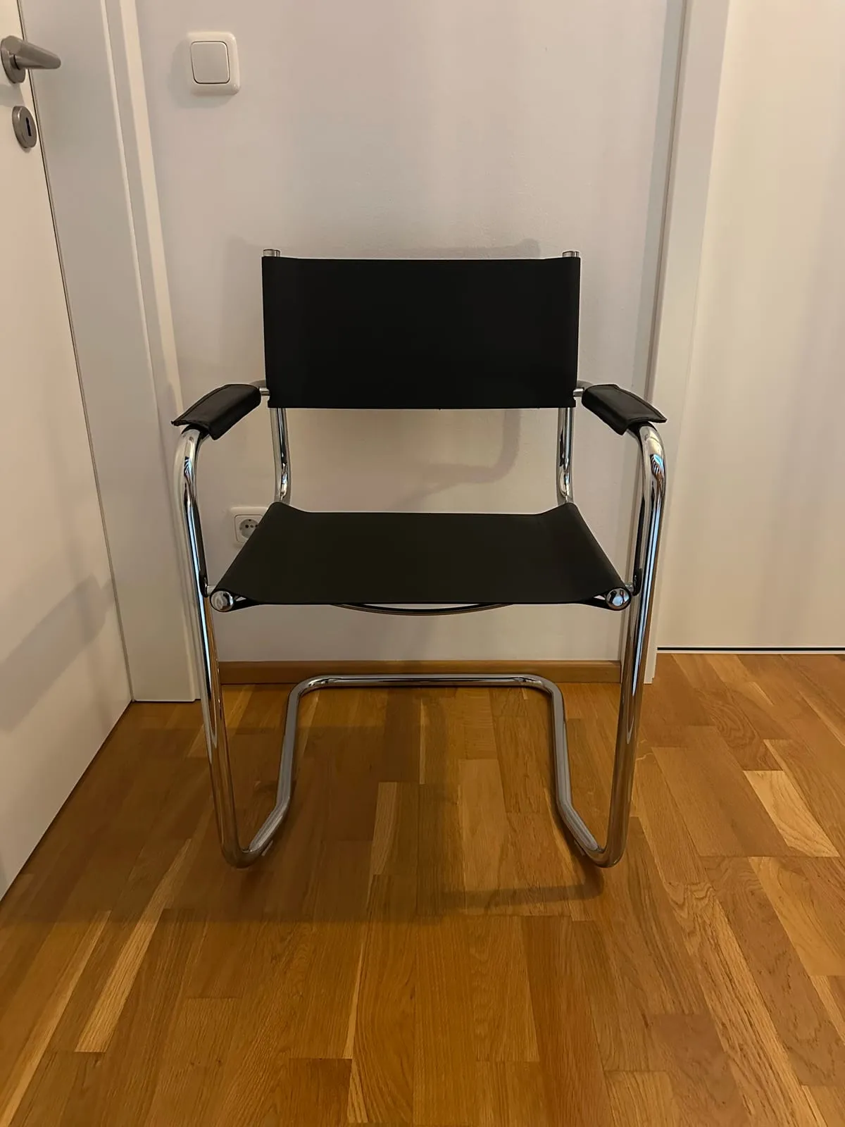 Freischwinger mit Armlehnen – Schwarz – Bauhaus Stil – Foto 1 von 12