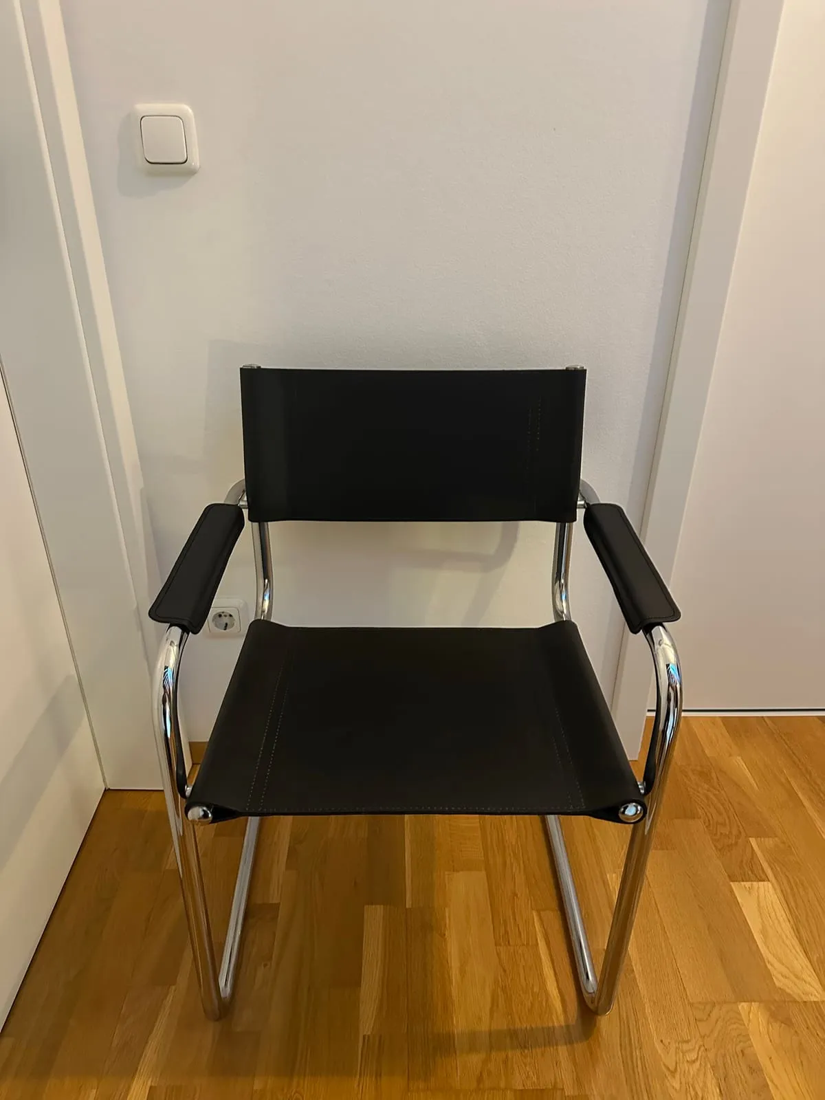 Freischwinger mit Armlehnen – Schwarz – Bauhaus Stil – Foto 1 von 9