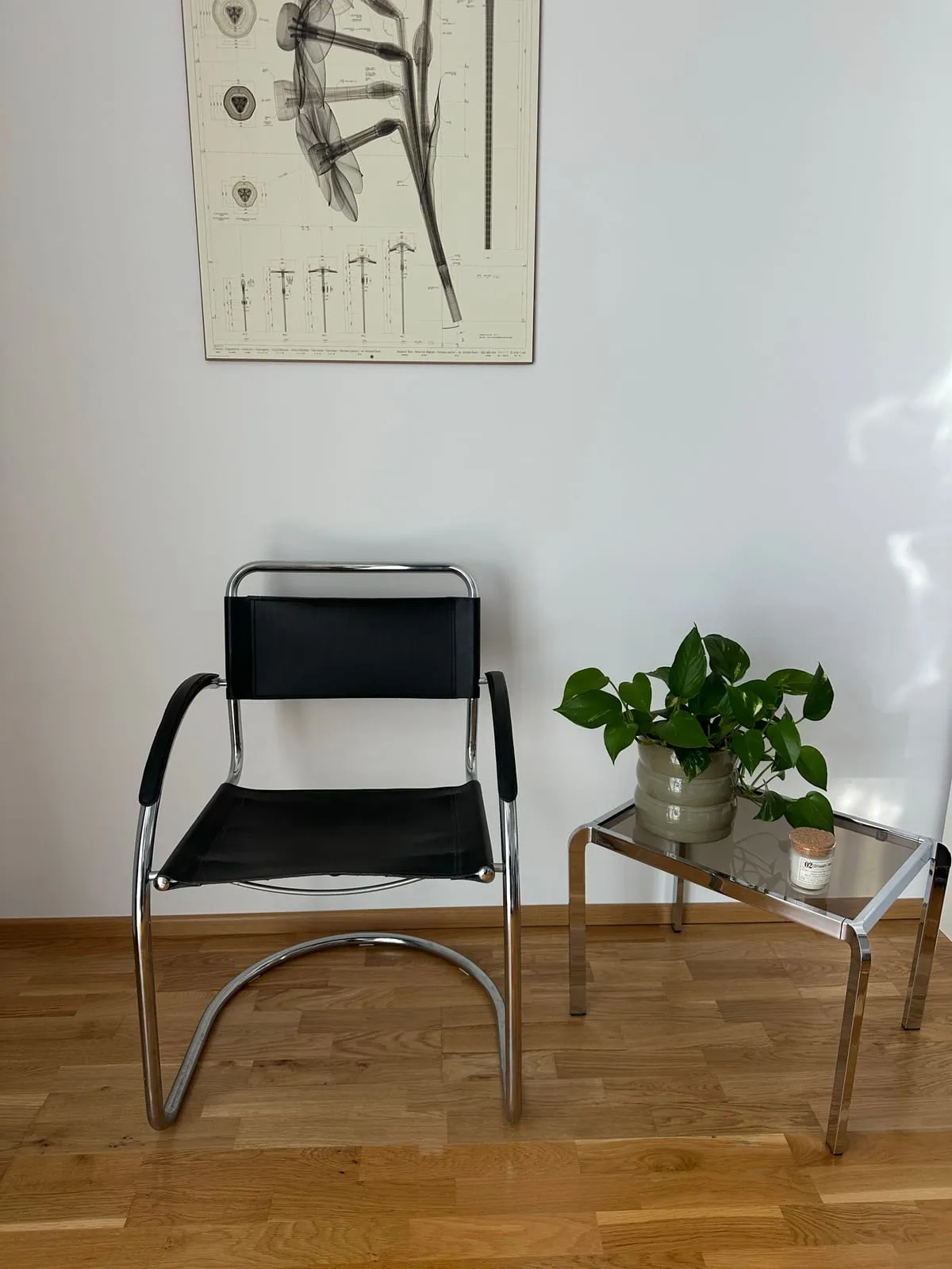 Freischwinger mit runden Armlehnen – Schwarz – MR20-Stil – Foto 1 von 8