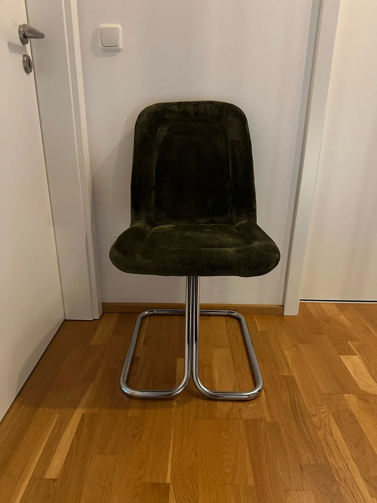 Stuhl mit olivgrünem Bezug – Chrom – Foto 1 von 9