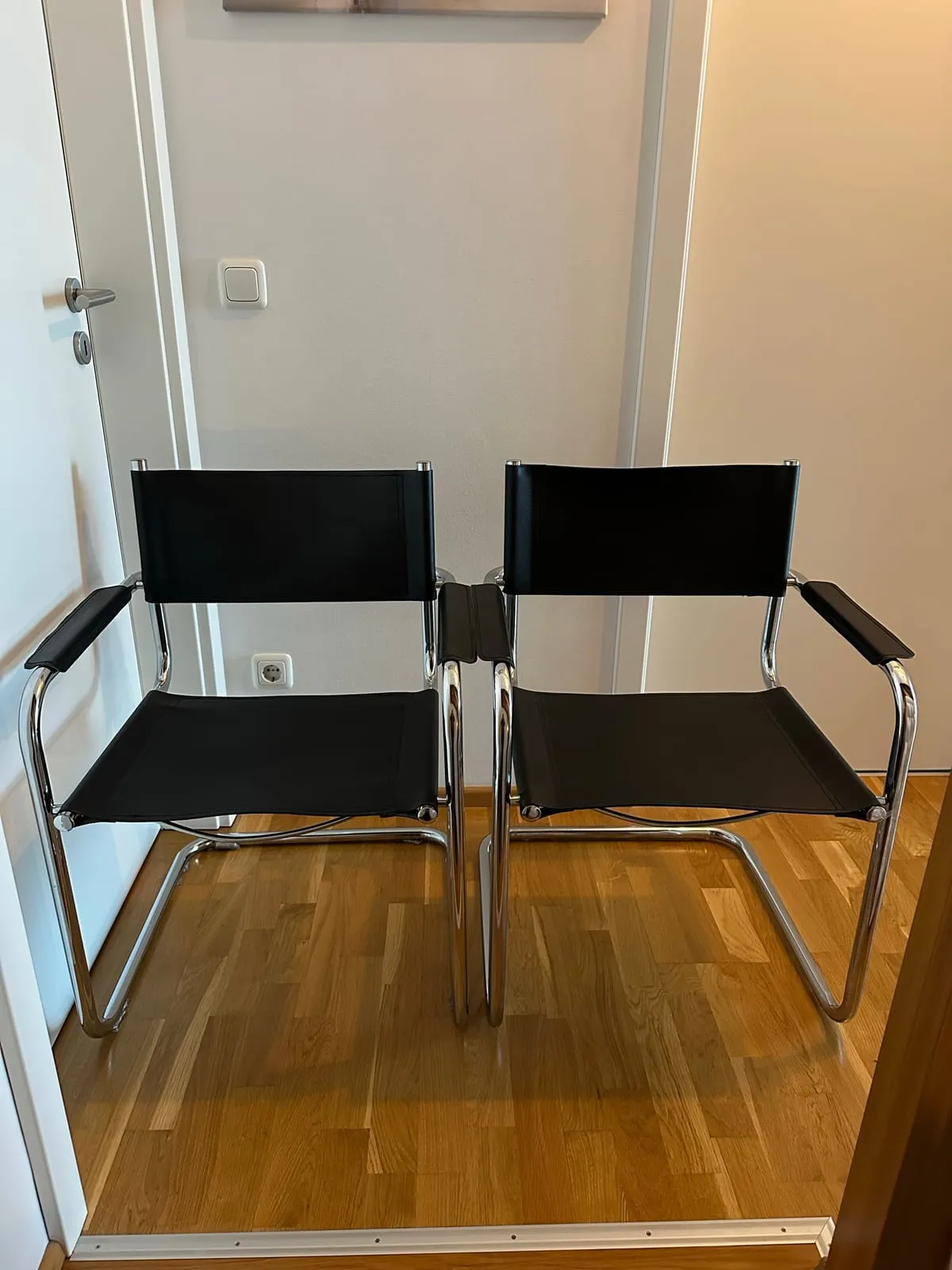 Freischwinger-Paar mit Armlehnen – Schwarz – Bauhaus Stil – Foto 1 von 8