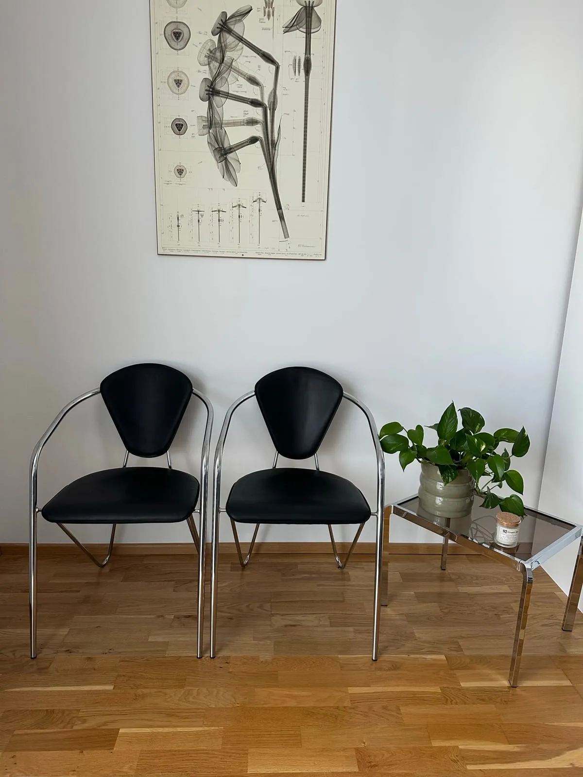 Stuhl-Paar mit runder Rückenlehne – Schwarz & Chrom – Foto 1 von 7