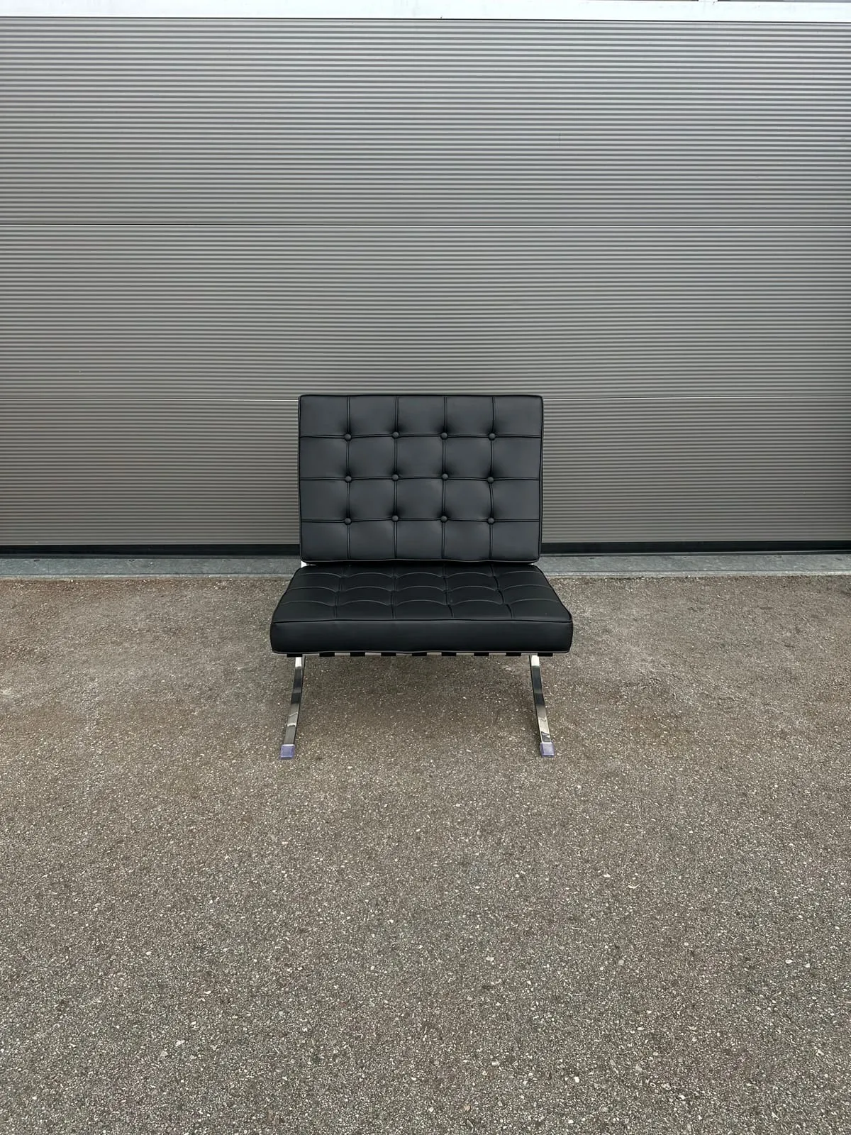 Sessel mit Hocker im Stil des Barcelona Chair – Schwarz – Foto 1 von 13