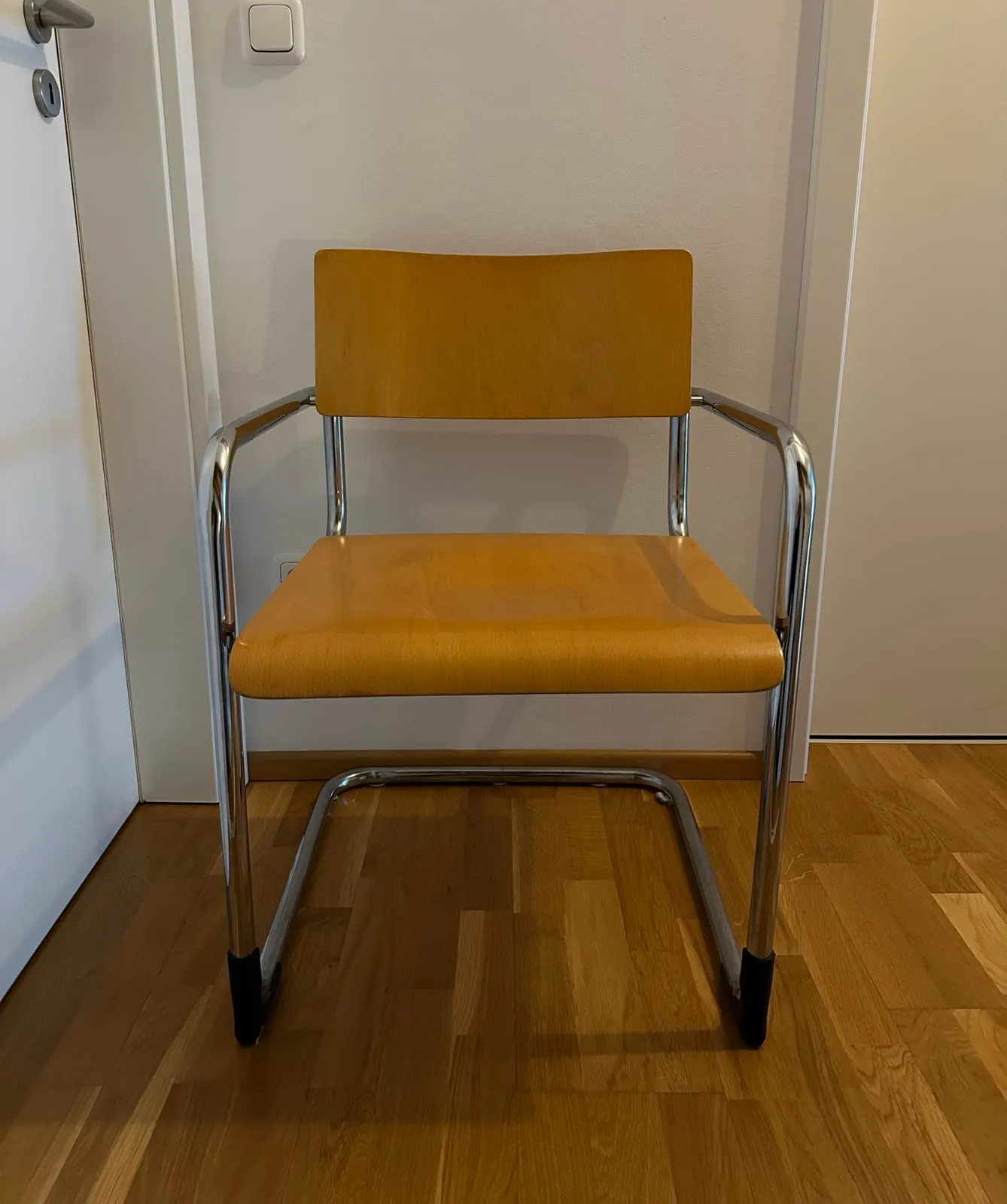 Freischwinger mit Armlehnen – Holz & Chrom – Foto 1 von 5
