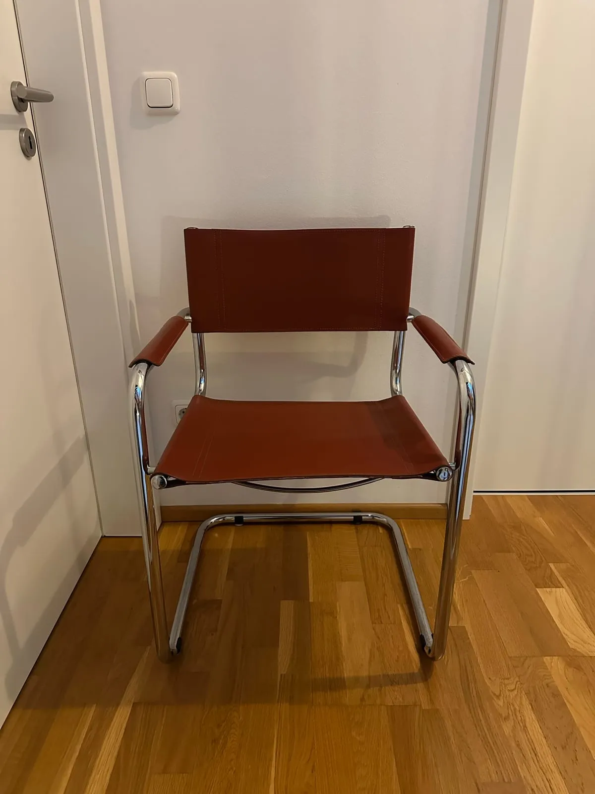 Freischwinger mit Armlehnen – Rotbraun – Bauhaus Stil – Foto 1 von 10