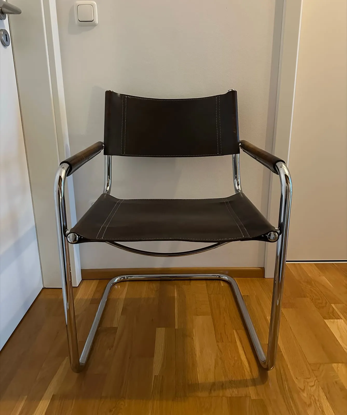 Freischwinger mit Armlehnen – Schwarz – Bauhaus Stil – Foto 1 von 7
