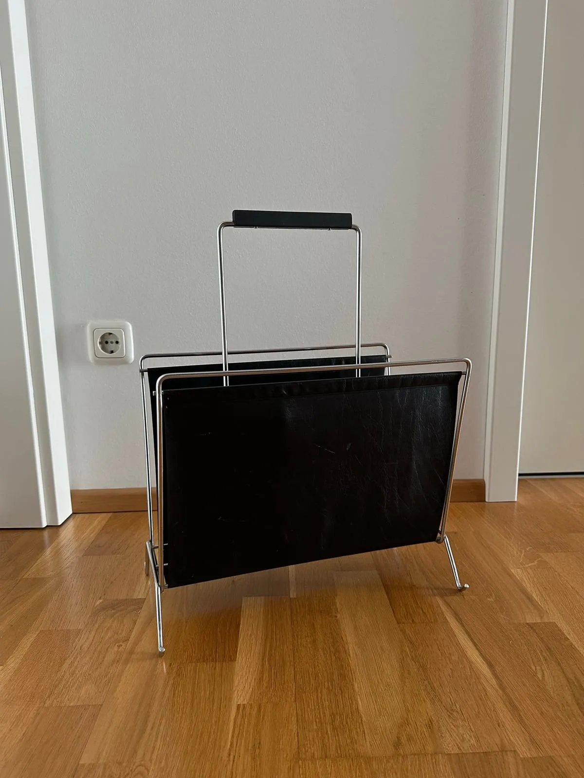 Zeitungsständer – Schwarz & Chrom – Foto 1 von 8