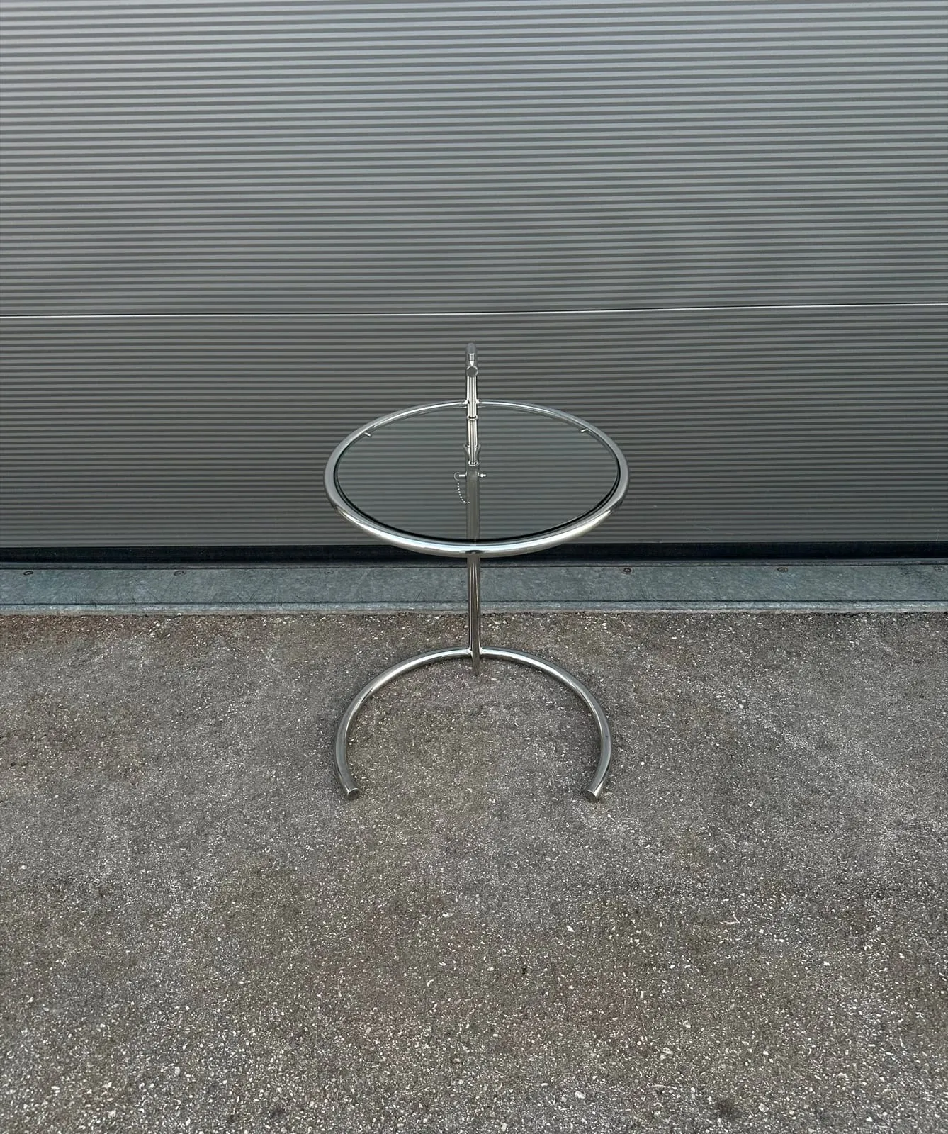 Beistelltisch im Stil des E1027 von Eileen Gray – Chrom & Glas – Foto 1 von 14