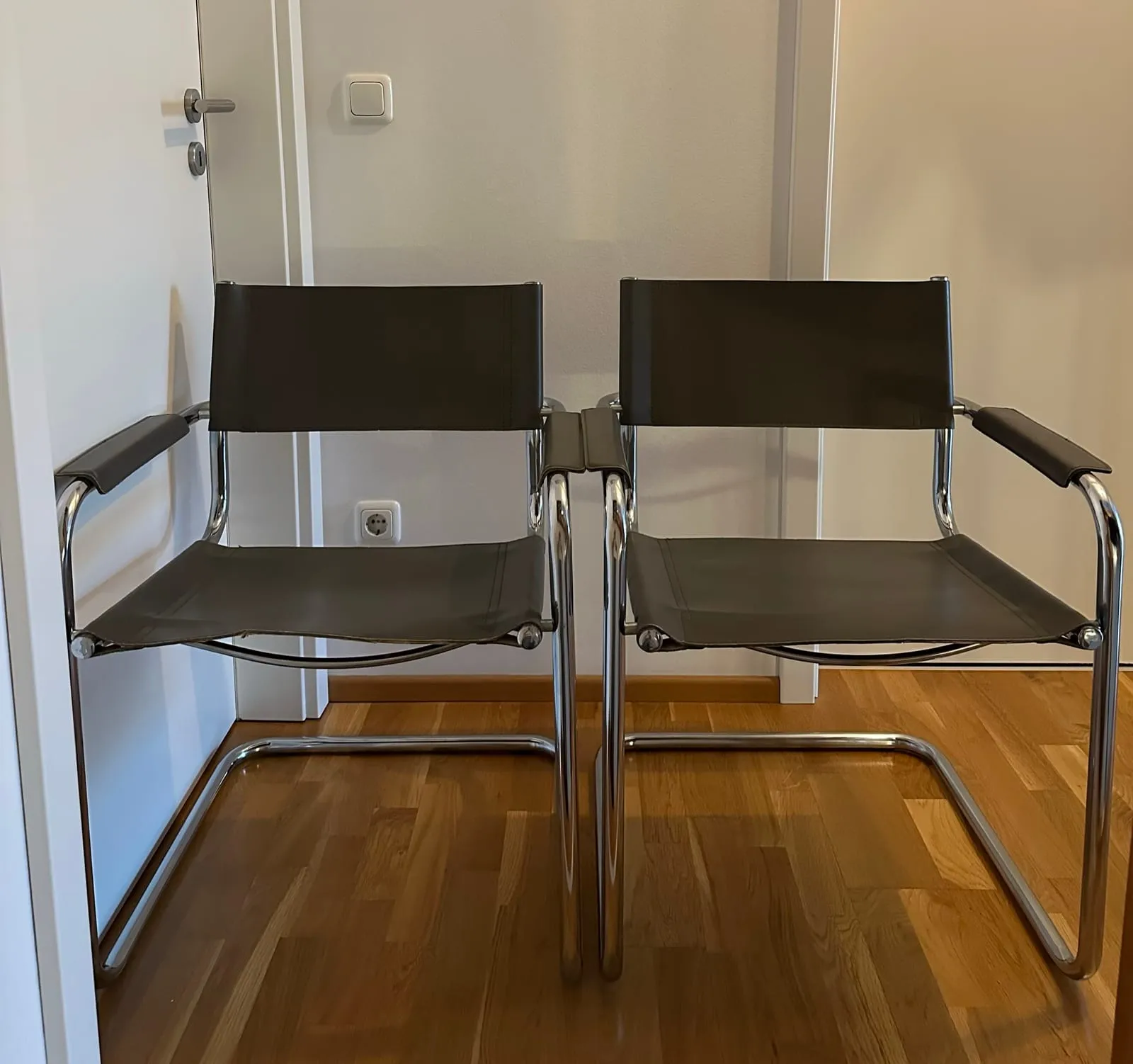 Freischwinger-Paar mit Armlehnen – Schwarz – Bauhaus Stil – Foto 1 von 10