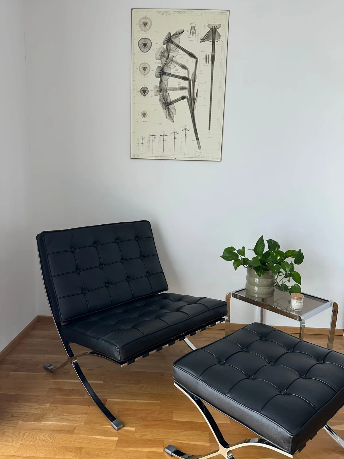 Sessel mit Hocker im Stil des Barcelona Chair – Schwarz – Foto 1 von 18