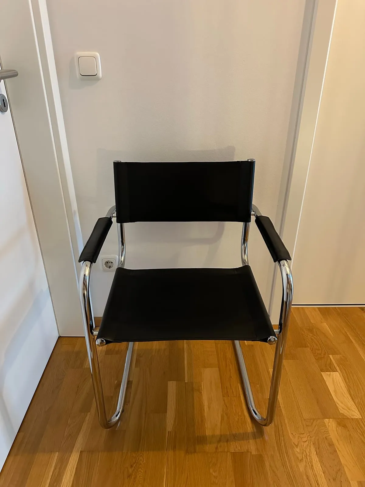 Freischwinger-Paar mit Armlehnen – Schwarz – Bauhaus Stil – Foto 1 von 27