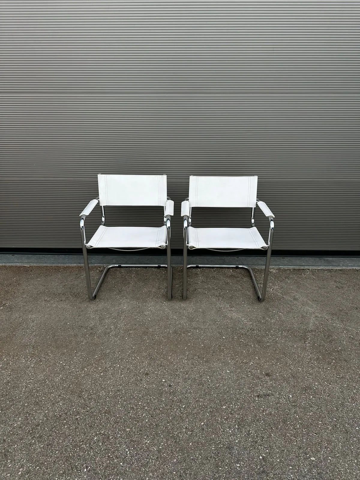 Freischwinger-Paar mit Armlehnen – Weiß – Bauhaus Stil – Foto 1 von 6