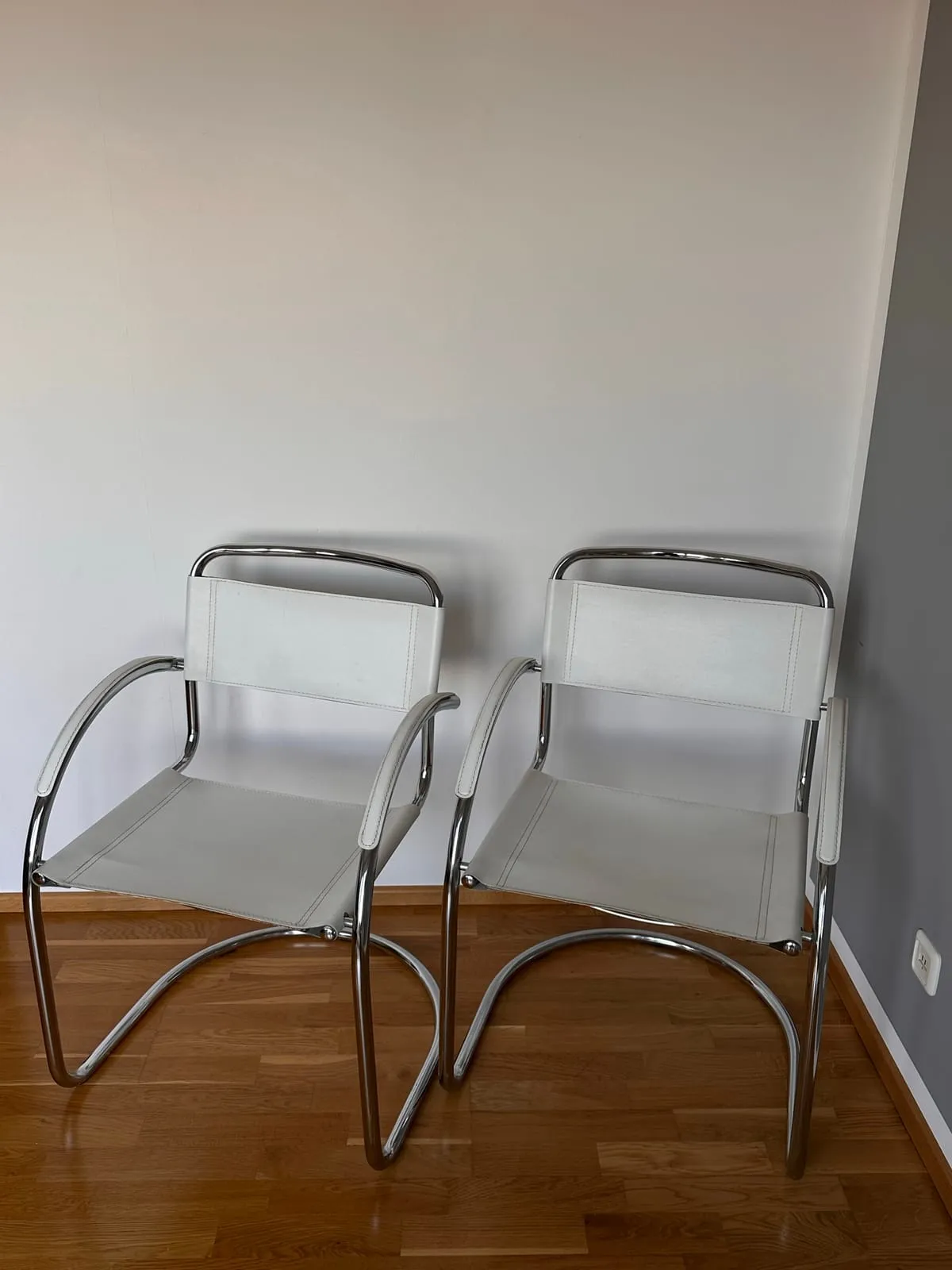 Freischwinger-Paar mit Armlehnen – Weiß – Bauhaus Stil – Foto 1 von 6