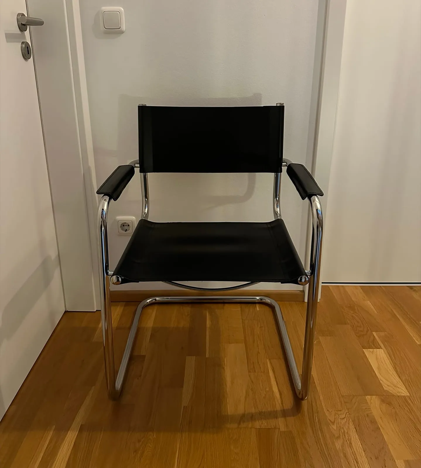 Freischwinger mit Armlehnen – Schwarz – Bauhaus Stil – Foto 1 von 13