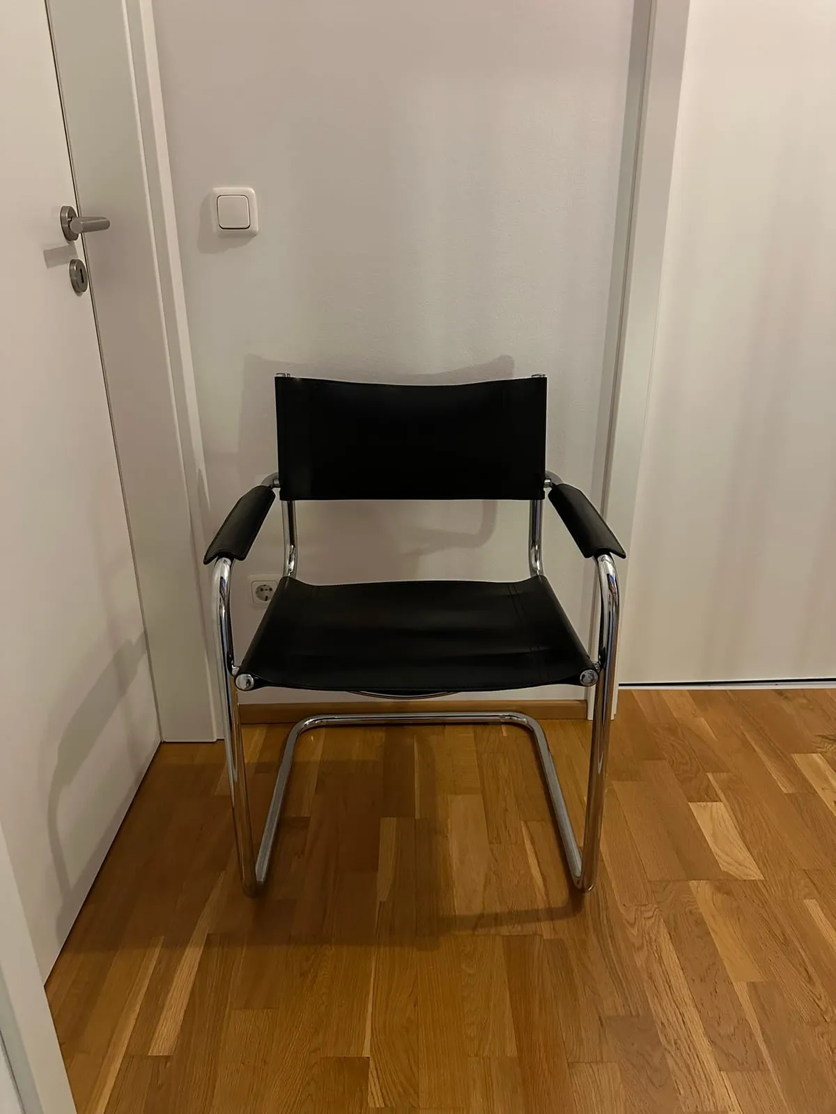 Freischwinger mit Armlehnen – Schwarz – Bauhaus Stil – Foto 1 von 10