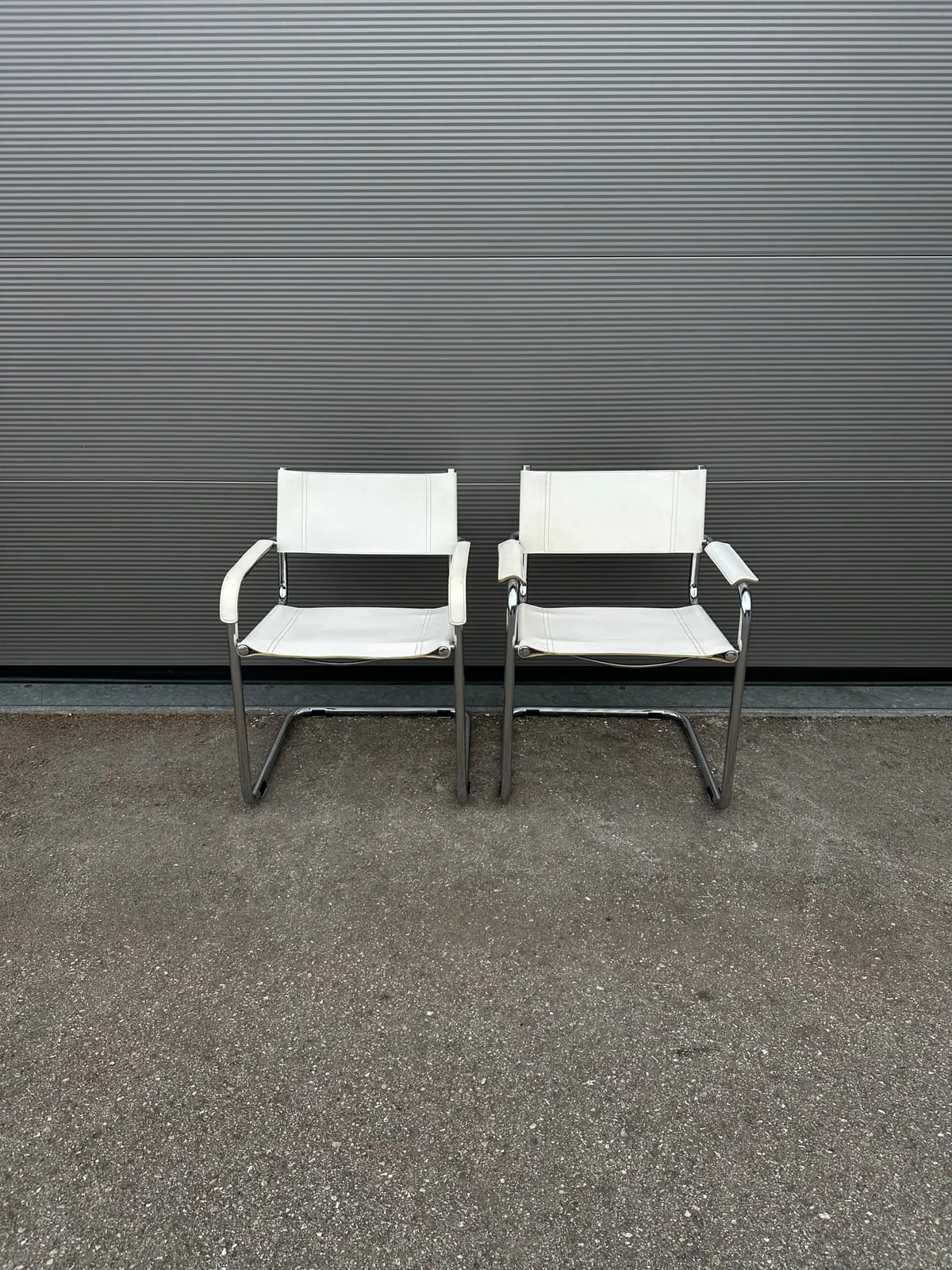 Freischwinger-Paar mit Armlehnen – Weiß – Bauhaus Stil – Foto 1 von 7