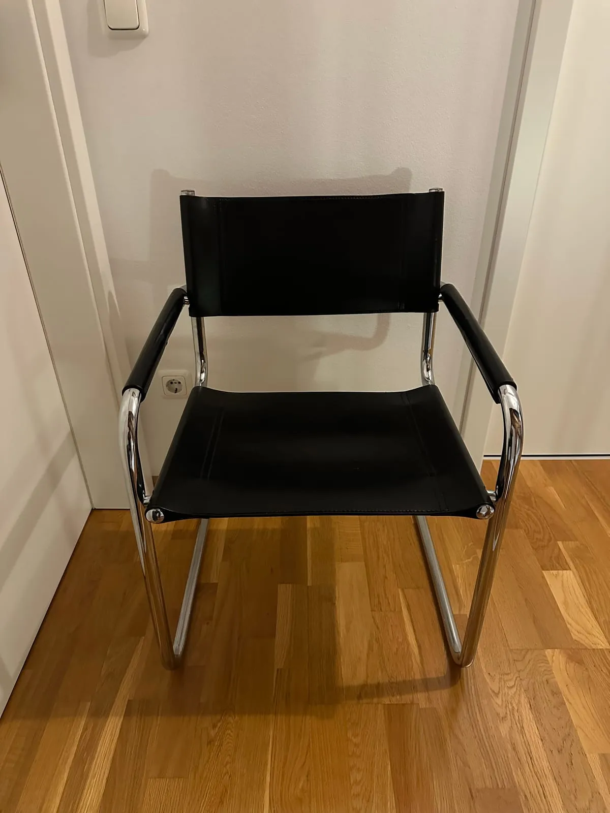 Freischwinger mit Armlehnen – Schwarz – Bauhaus Stil – Foto 1 von 7