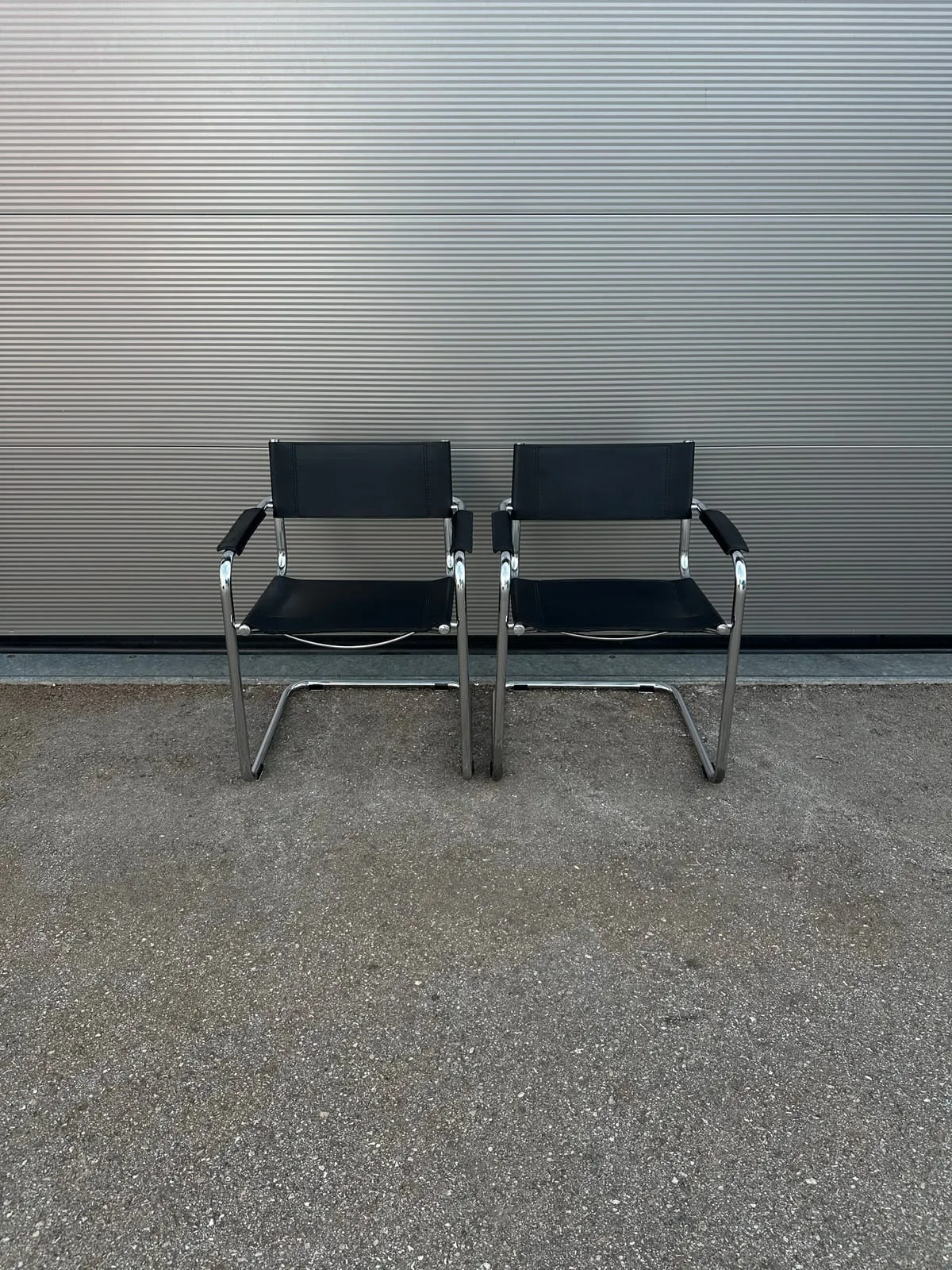 Freischwinger-Paar mit Armlehnen – Schwarz – Bauhaus Stil – Foto 1 von 9